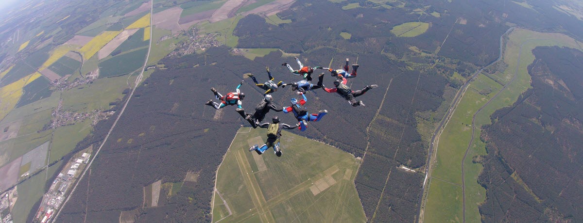 Fallschirmspringer mischen ADAC MX Masters in Mölln auf