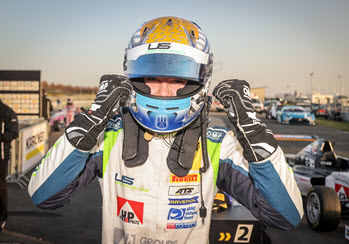 Tim Tramnitz feiert krönenden Saisonabschluss in der ADAC Formel 4